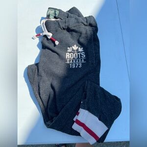 Roots black pepper Cabin Sweatpants, women’s size large